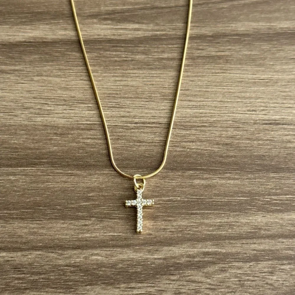 Gold Cross Pendant Necklace Q542